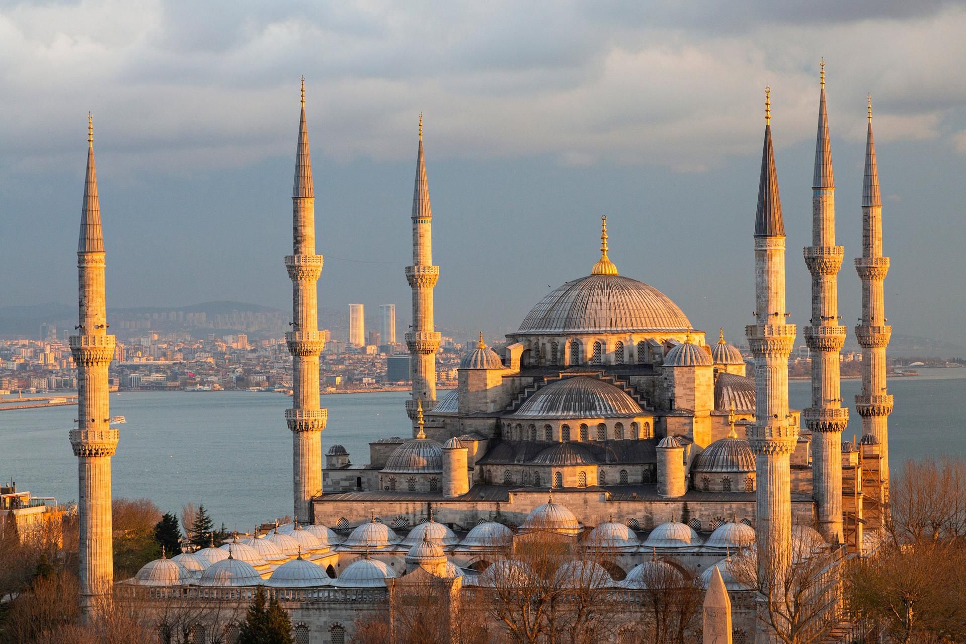 Стамбул экскурсионные туры с перелетом из москвы. Мечеть Бейлербей в Стамбуле. Мечеть в Стамбуле в закате. Мечеть АТ тур. Чарующий Стамбул.